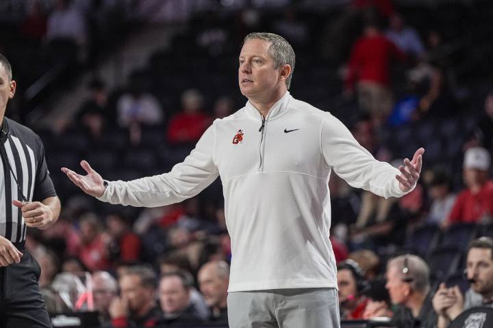 Deadspin | Clemson pulls ahead in OT, beats Georgia at Charleston Classic