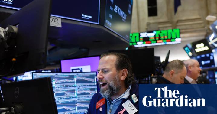 AI bubble fears return as Wall Street falls back from short