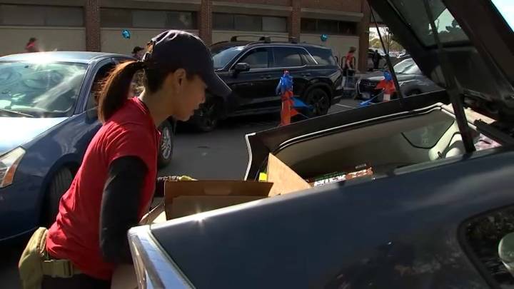 Evanston food drive overwhelms ‘in the best possible way’ amid SNAP uncertainty