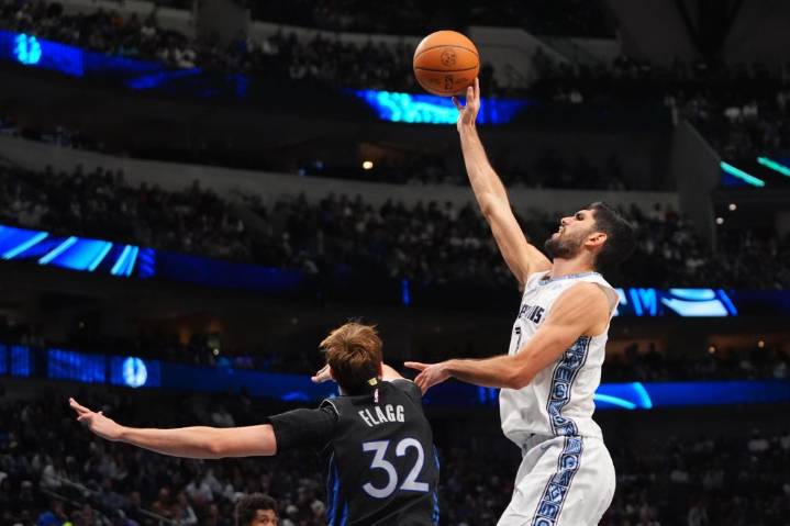 Aldama y Spencer llevan a Grizzlies hacia victoria 102-96 sobre Mavericks – Chicago Tribune