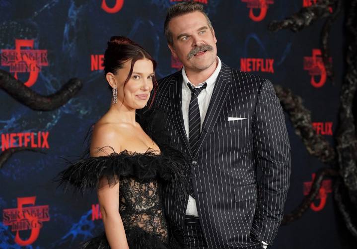 Millie Bobby Brown aclara su vínculo con David Harbour tras polémica por presunto acoso
