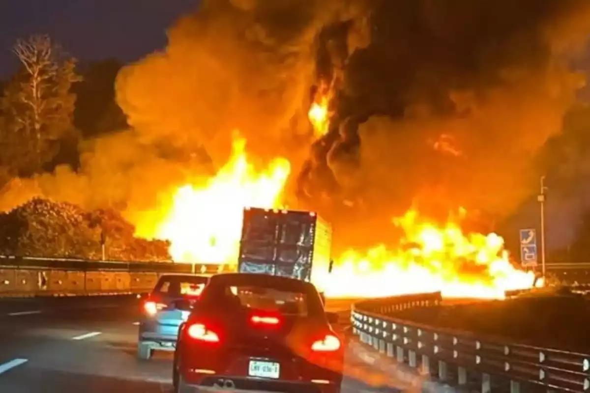 Explosión de pipa hace que cierren la México-Puebla por completo; ¿cuál es el saldo?