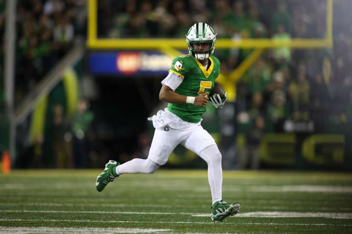 No. 7 Oregon routs Minnesota 42-13 with big night from Dante Moore