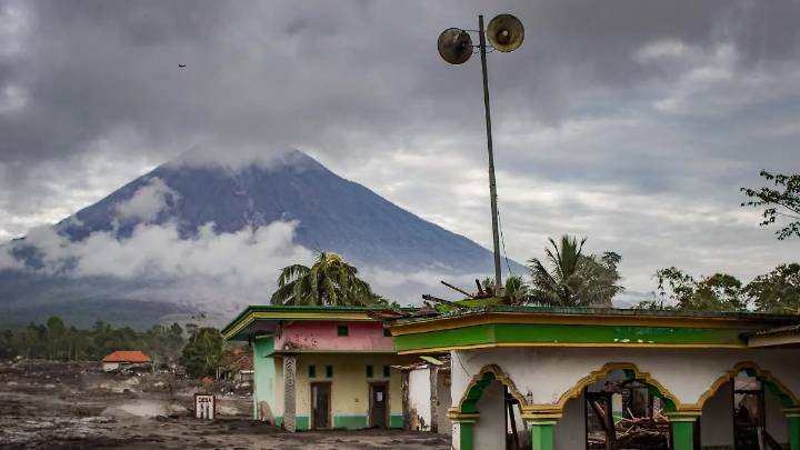 Evacuan a más de mil personas en Indonesia por la erupción de volcán cerca de Bali