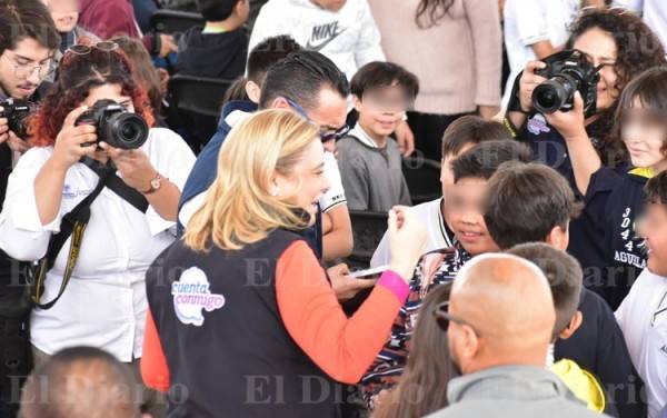 Reciben con ovación a Maru alumnos de la Secundaria 3044