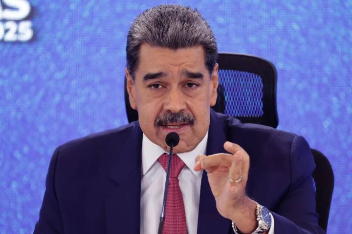 Maduro ordena crear comandos de defensa