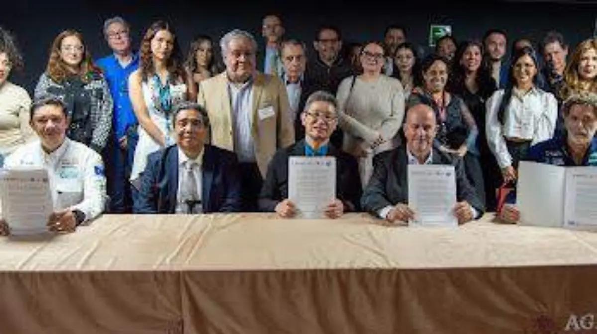 Secretaría de Agricultura firma convenio para contener sargazo en Quintana Roo