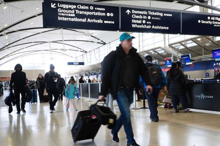 Cancelan cerca de 1,800 vuelos en todo EE.UU., la mayoría por mal tiempo