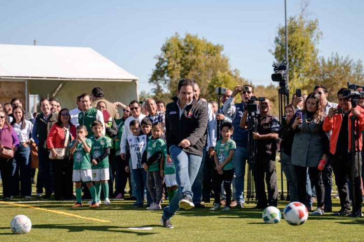 Rehabilitación de cancha de fútbol en Saltillo fortalece infraestructura deportiva