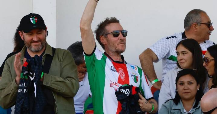 Banda británica Massive Attack asiste a partido de Palestino antes de su show en el Fauna Primavera