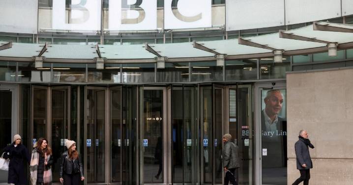 El director de la BBC renuncia tras reporte que lo acusa de sesgo contra Trump