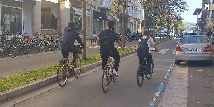 La Policía municipal de Zarautz empieza a multar a los ciclistas que circulan sin luces