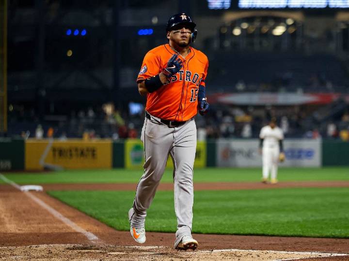 Astros aseguran a Isaac Paredes