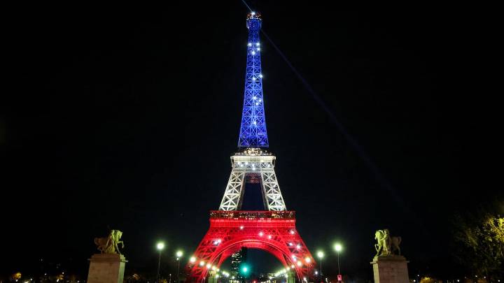 Paris honours attack victims with vigils, lights, 10 years on