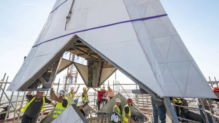 Colocan el elemento central de la cruz que corona la Sagrada Familia de Barcelona