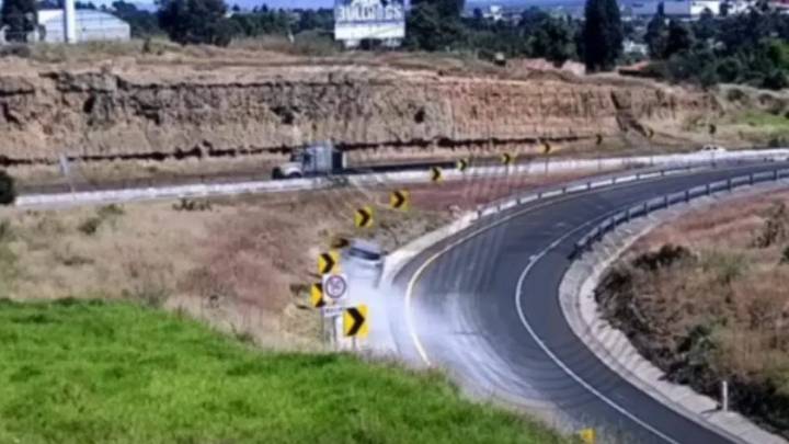 Conductor sale ileso tras aparatosa volcadura en el Libramiento Tlaxcala