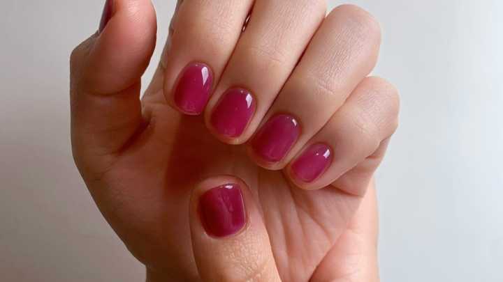 Tendencias de invierno: las uñas jelly color uva serán la apuesta de mujeres elegantes para un manicure refinado