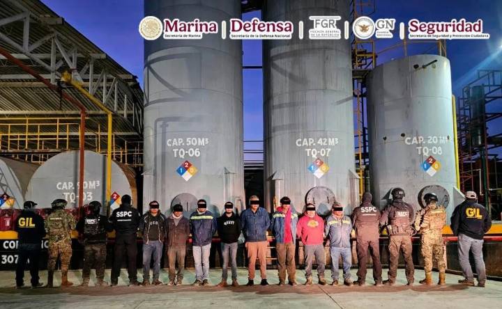 Desarticulan refinería clandestina en Veracruz y capturan a ocho