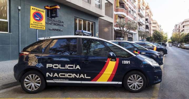 Detienen a dos hombres por abandonar a un menor en la puerta de una comisaría de la Policía Nacional en Gandía