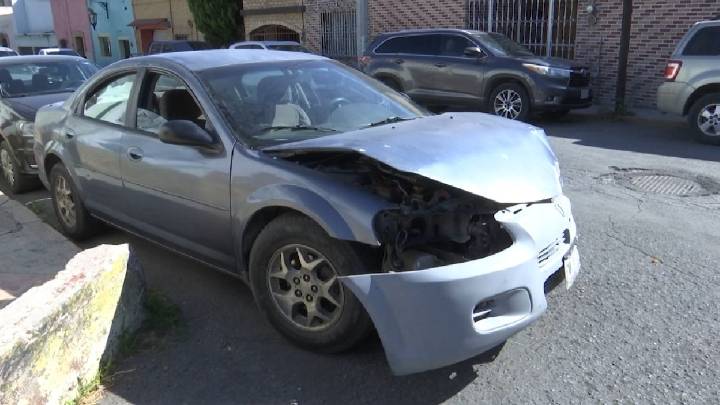Mujer choca contra acueducto al manejar con chanclas en el Ojo de Agua, Saltillo