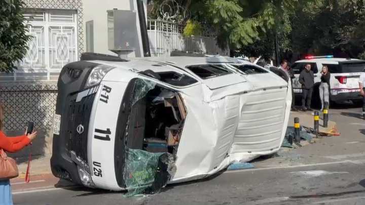 Chocó y Volcó una Van de Transporte Público con Pasajeros A Bordo en Puebla