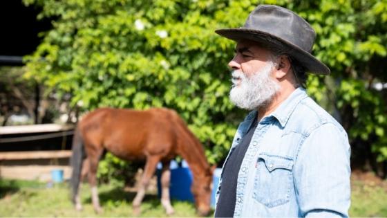 Coaching con caballos: la terapia emocional que lidera Beto Arango