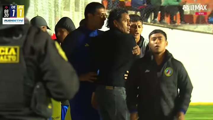 Torneo Clausura: Santiago Acasiete y Tizón se agarran a golpes en pleno partido (VIDEO)
