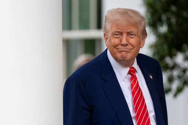 Jueza de EE. UU. desestima casos contra exjefe del FBI y fiscal de Nueva York, enemigos de Trump