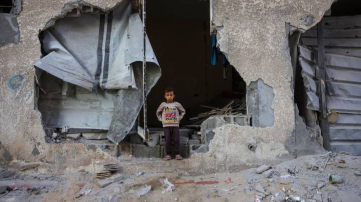 Israel bombardea Gaza: denuncian que los últimos cuerpos entregados por Hamás no son de rehenes