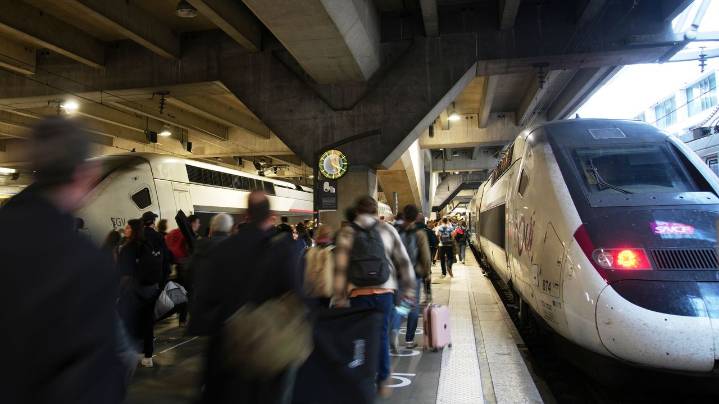 Police in Paris wound knife-wielding man at Montparnasse train station