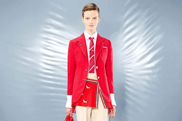 Conquista la corbata el clóset femenino con elegancia