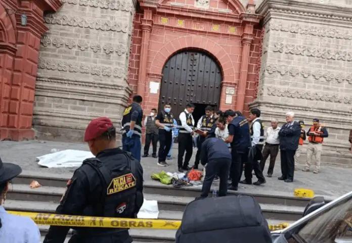 Falleció mujer luego de que le cayera parte de la cornisa de una iglesia