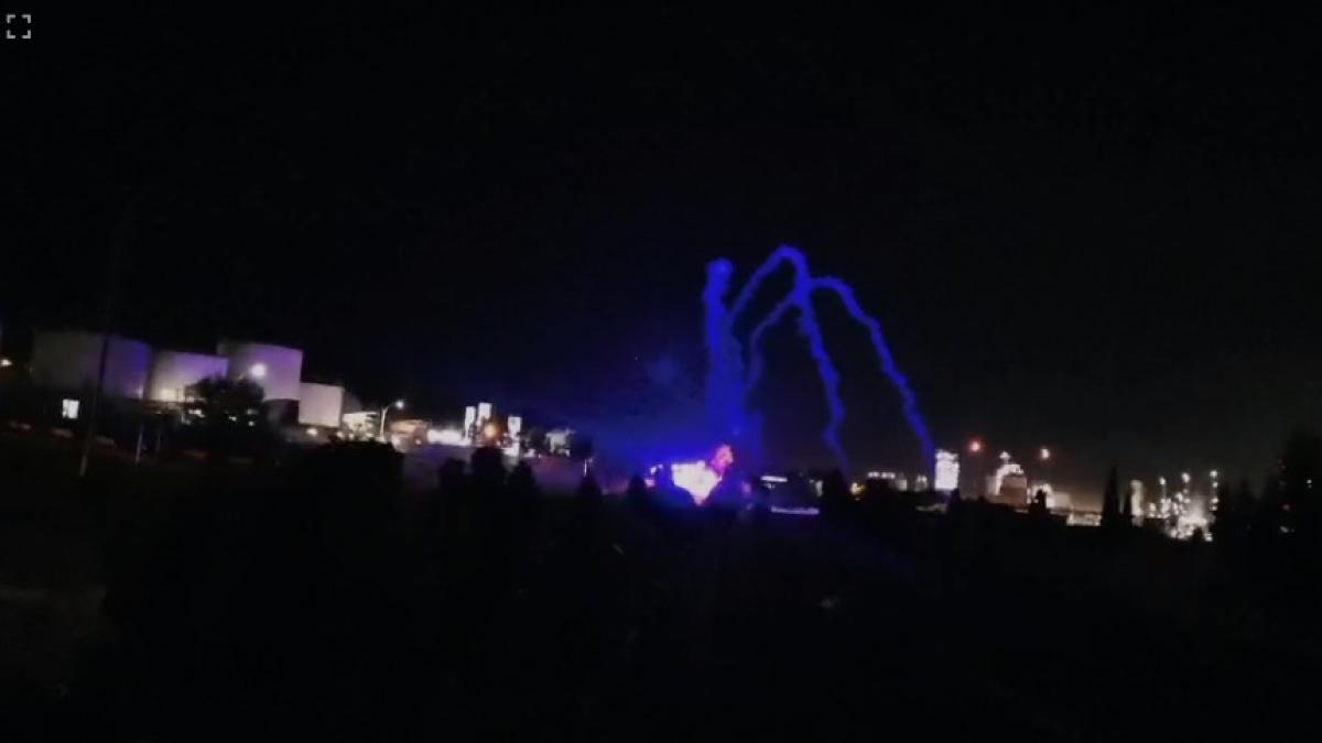 Antidisturbios cargan contra un grupo de manifestantes en las inmediaciones de Repsol Puertollano