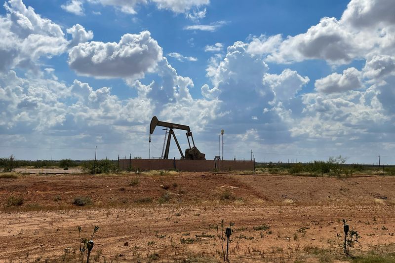 US drillers cut oil rigs to lowest in four years, Baker Hughes says