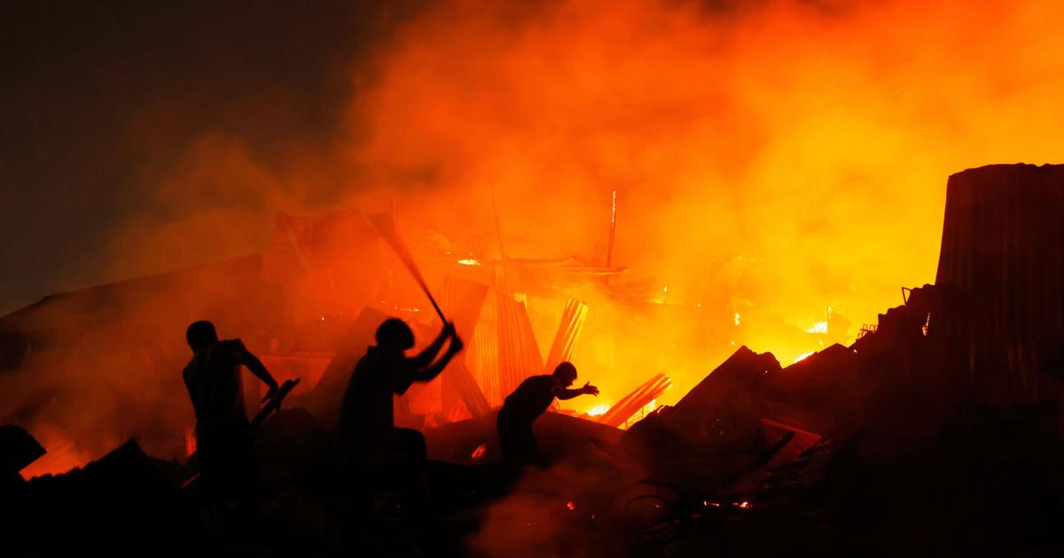 Un incendio devastador destruye una barriada y deja a miles sin hogar en la capital de Bangladesh