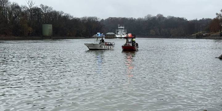 Dive team responding after vehicle goes into Cumberland River in Clarksville