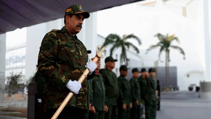 Mandatario Nacional recibe espada del Perú entregada a Bolívar hace 200 años