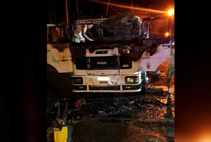 En La Paz un camión fue consumido por voraz incendio que se presume intencional