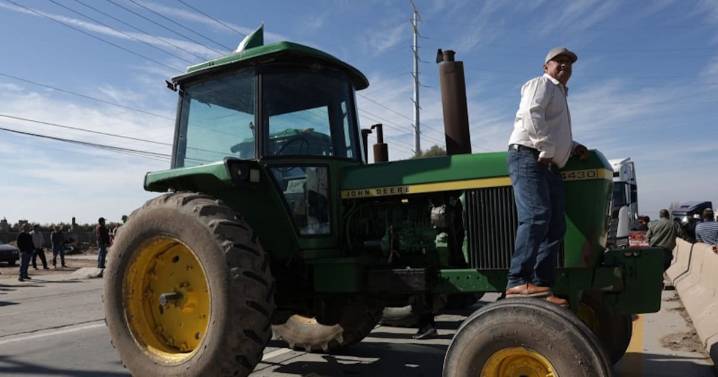 Cierran agricultores carretera a San Luis; exigen mejores precios