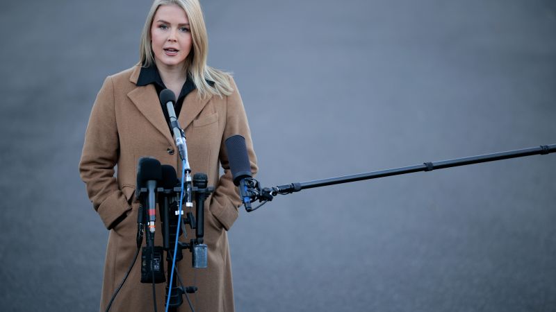 Políticas migratorias de Trump alcanzan a una mujer con lazos familiares con la secretaria de prensa de la Casa Blanca