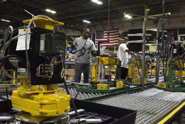 US Manufacturing Shrinks For Eighth Month On Sluggish Demand