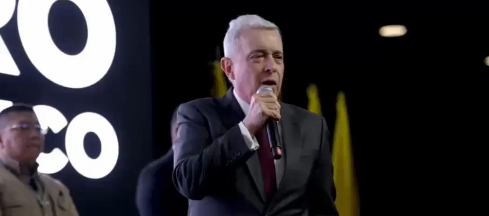 No más discusiones políticas, ni referirse a Petro en las emisoras: Uribe a sus candidatos