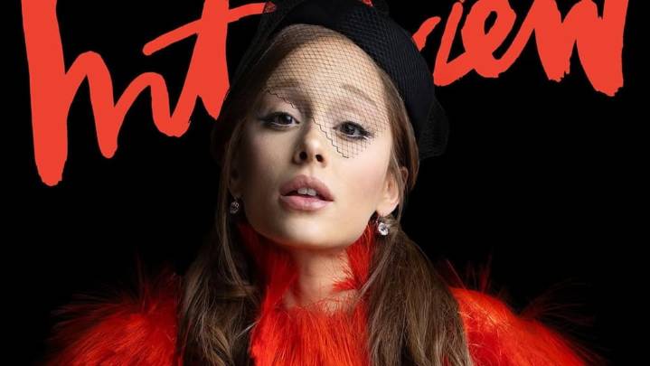 Ariana Grande protagoniza la nueva tapa de Interview con un impactante abrigo rojo de piel