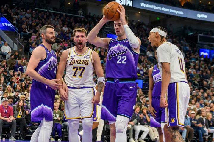 Lakers hold off Jazz to earn 4th straight win
