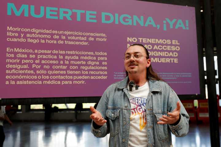 Lucha por eutanasia en México se hace visible en el metro de la capital