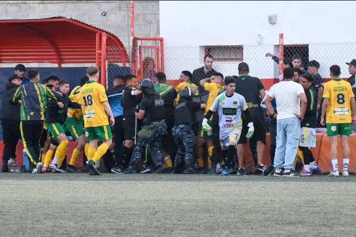 Dos partidos de fútbol terminaron con árbitros heridos y batalla campal: video