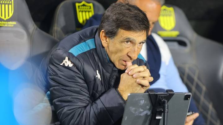 Costas dio el sí para continuar como DT de Racing pero impuso condiciones: quiere un 9 y retener a una figura