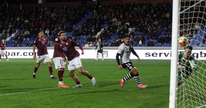 La insistencia de Unionistas vale un punto ante el Pontevedra
