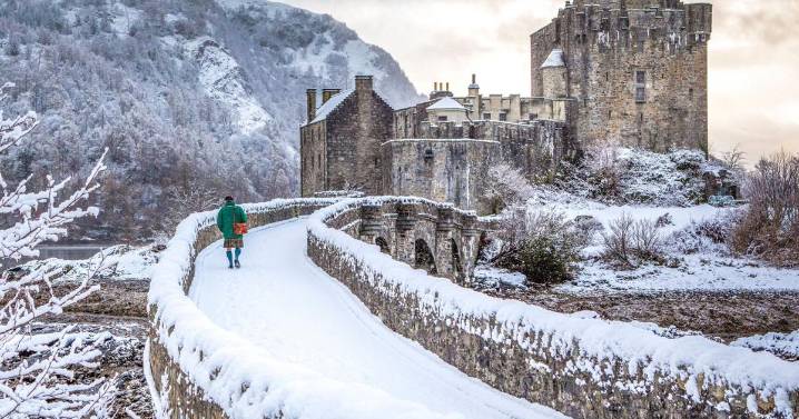 Snow covered Scottish castle looks like winter wonderland
