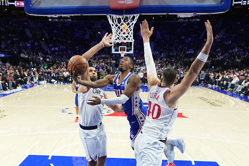 Tyrese Maxey y los 76ers remontan para ganar 110-108 a James Harden y los Clippers